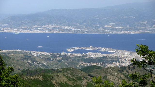 Blick auf die Stadt bzw. auf den Hafen von Messina und auf das italienische Festland.