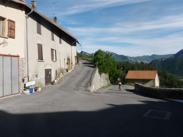 Im Dorf Théus