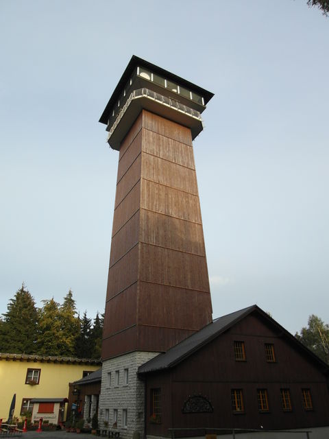 Am Ende der Auffahrt kann man rechts noch einige Höhenmeter gewinnen, um zu diesem bewirtschafteten Turm zu gelangen.