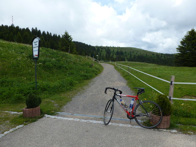 An der Todtnauer Hütte endet der Asphalt. Hier geht es weiter Richtung Feldberg-Gipfelsträßchen