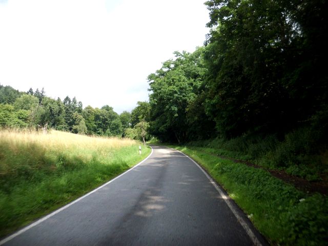 die traße hinter Nothweiler samt Radweg zur Rechten