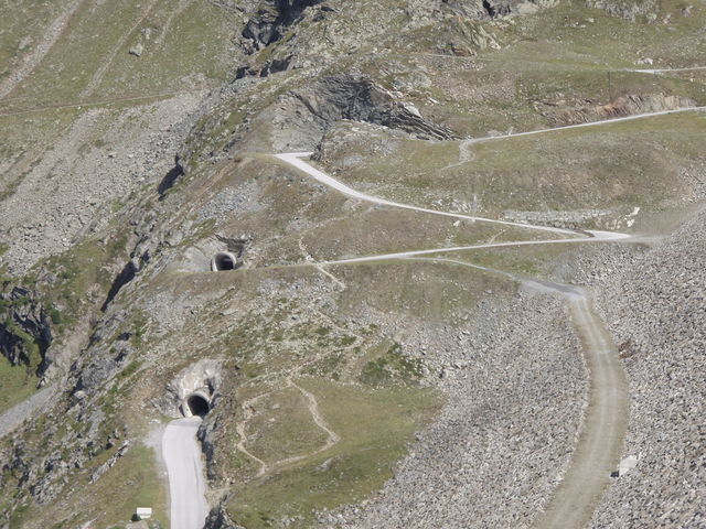 Die Tunnels vom Gipfel aus gesehen