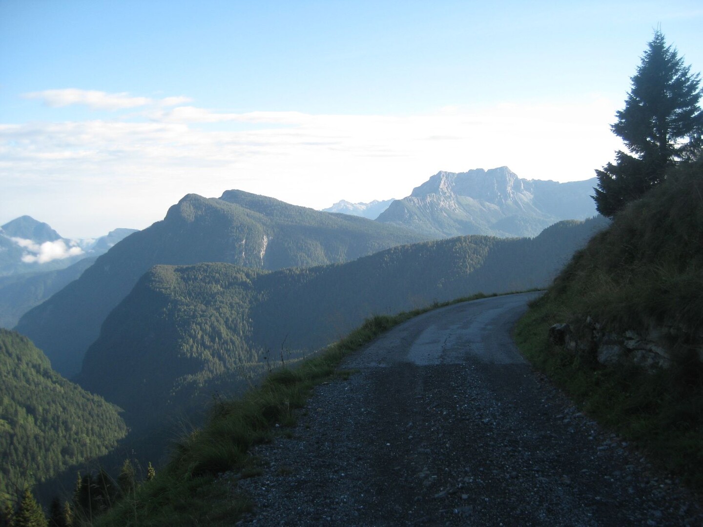 Tolles Strässchen in grosser Höhe: Blicke bis zu den Dolomiten