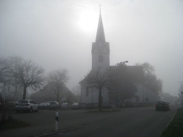 Die Kirche von Hirzel, für heute die Obergrenze der Nebeldecke