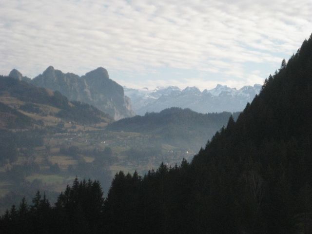 Oben am Berg auf 1100m, vergrösserter Blick auf die Alpen hinter Einsiedeln