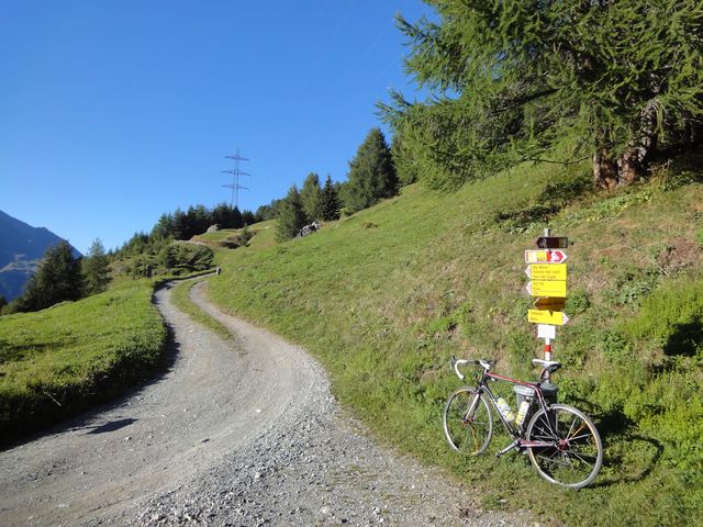 Abzweig Pardeala (1815 m) nach Bivio. Blick Richtung weiterer Weg zur Alp Natons.