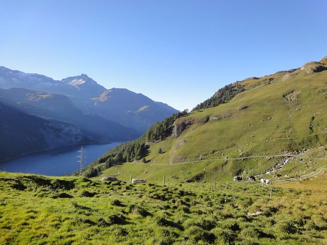 Marmorerasee und ein Teil des Weges zur Alp.
