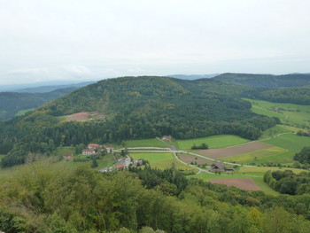 Blick von der Burg zur Passhöhe