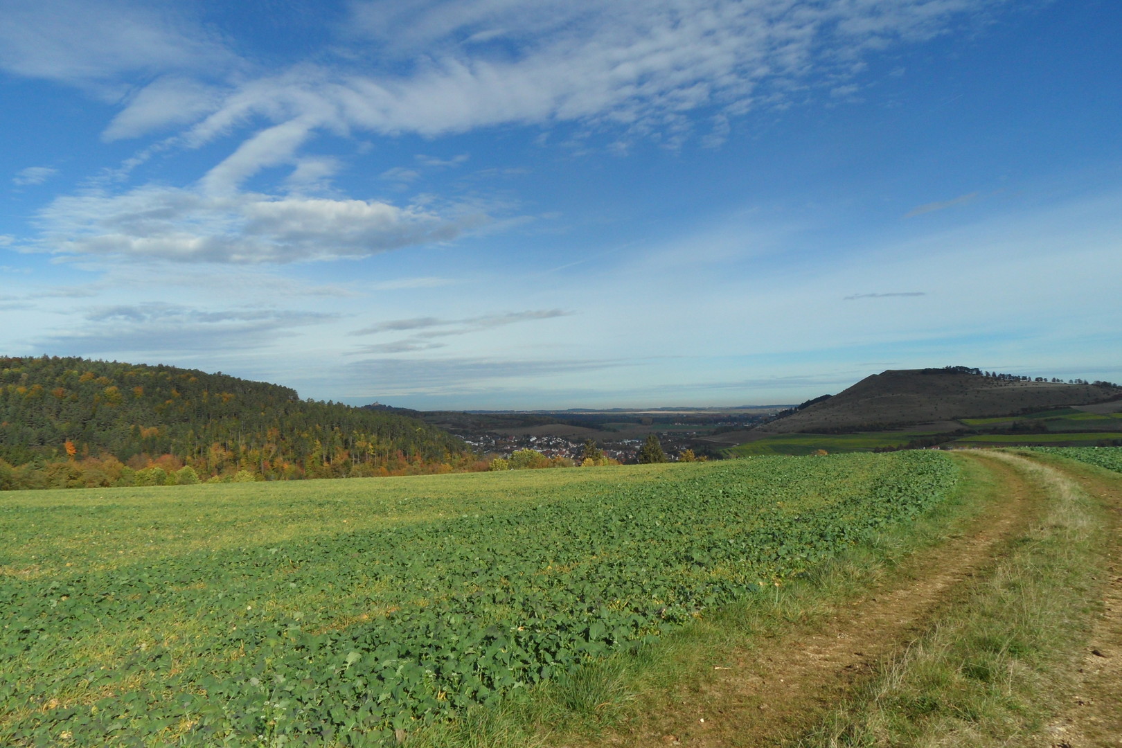 Panoramablick: links der Albtrauf, rechts der Ipf, dazwischen Schloß Baldern