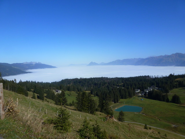 Im Tal liegt ein Nebelmeer