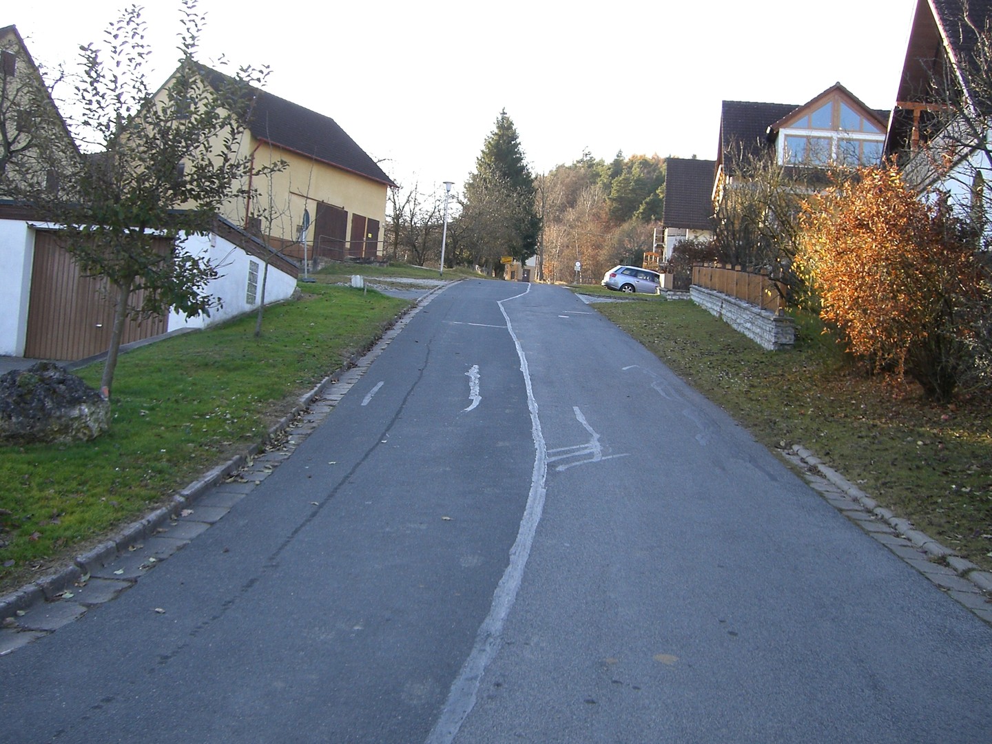 Ostrampe von Offenhausen: Nach der Linkskurve geradeaus Richtung Anstieg.