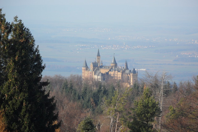 Aussicht vom Raichbergturm zur [[Burg Hohenzollern|paesse|burg-hohenzollern]]