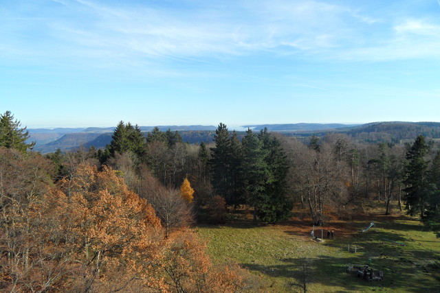 Aussicht vom Raichbergturm über den nordwestlichen Albtrauf