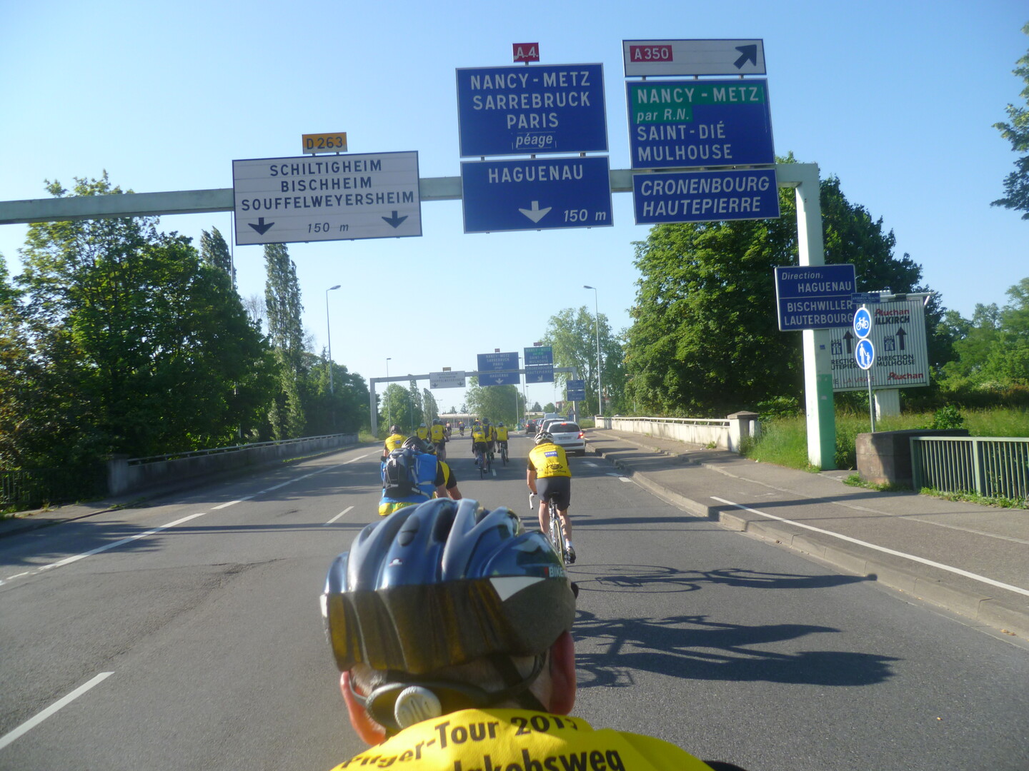 Einfahrt auf der Europabrücke nach Straßburg - vermutlich auf DIESEM Asphalt für Fahrräder normalerweise nicht möglich 