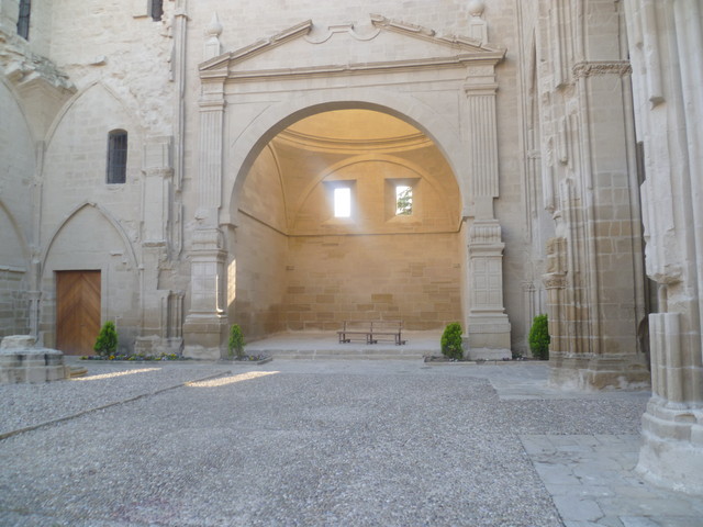 Die momumentale Ruinenkirche in Viana. 