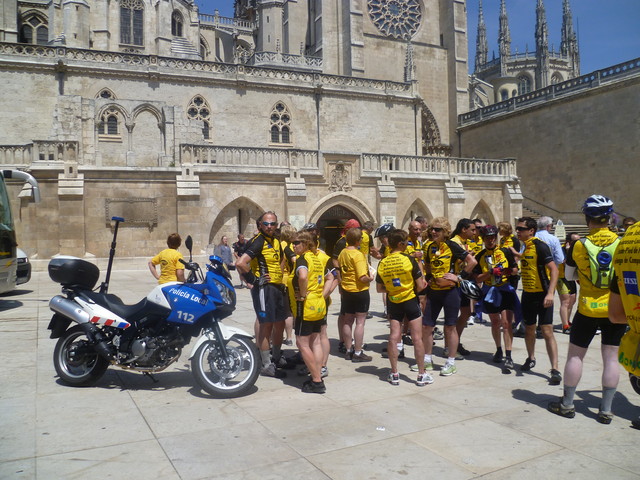 Ankunft mittags vor der Kathedrale in Burgos. 
