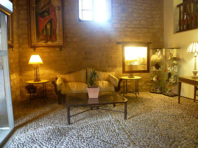 Der Empfangsbereich "unseres" ehemaligen mittelalterlichen Palastes in Viana präsentiert sich voller gelebter Geschichte. 