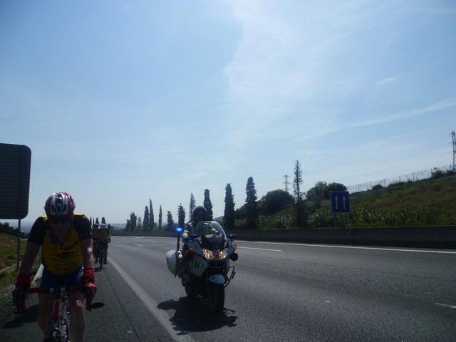 Auf der Autobahn flankieren uns schützend die Begleitmotorräder der spanischen Polizei. 