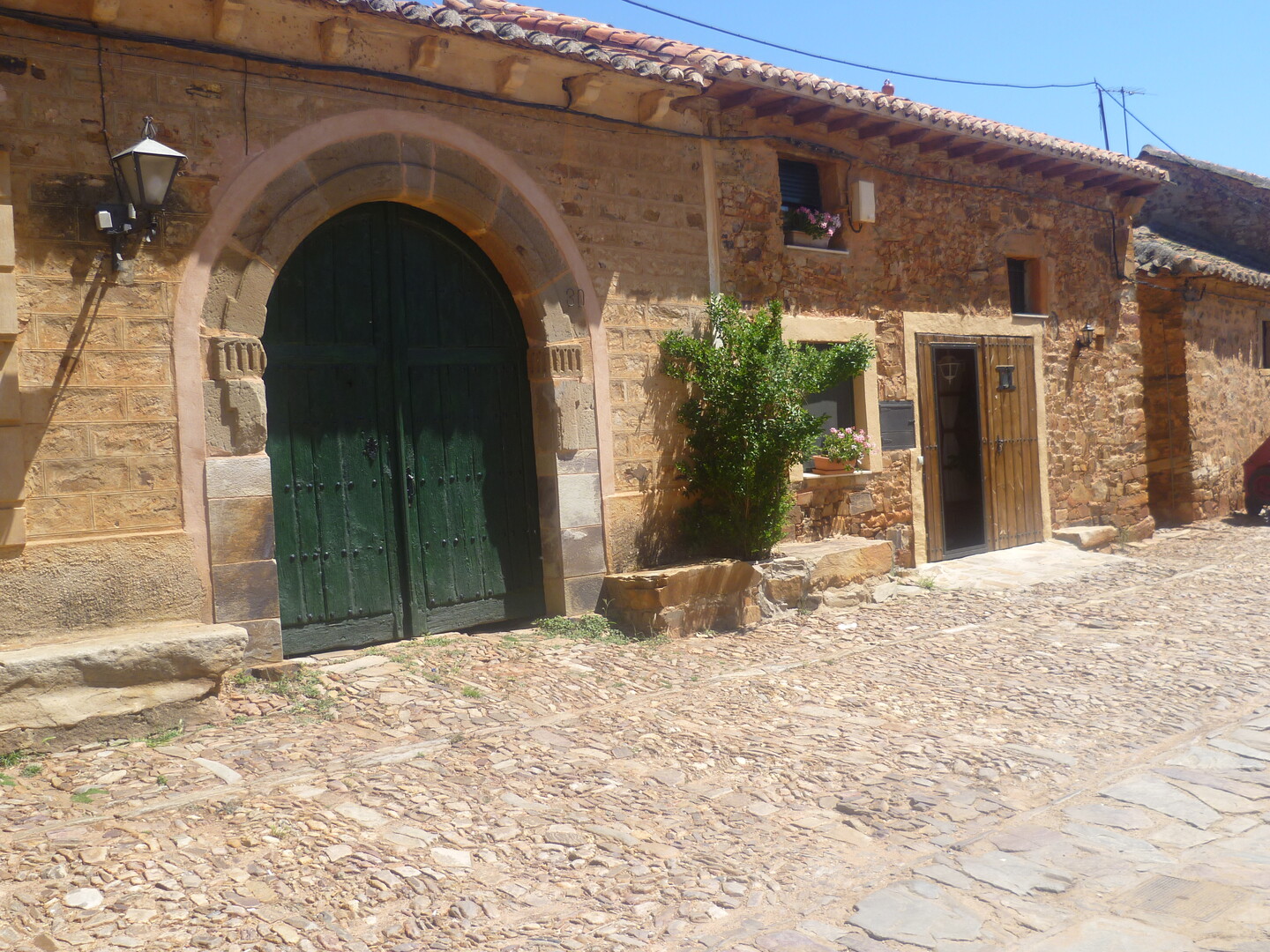 Eines der Häuser an der Hauptstraße in Castrillo. 