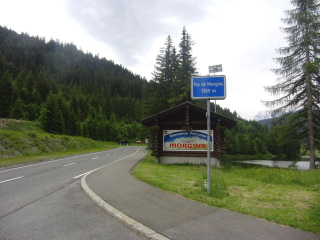 Passhöhe, im Hintergrund der See - Blick in die Schweiz