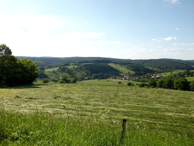 Blick von der L3119 auf den Ort mit dem lustigen Namen Falkengesäß und das gleichnamige Tal