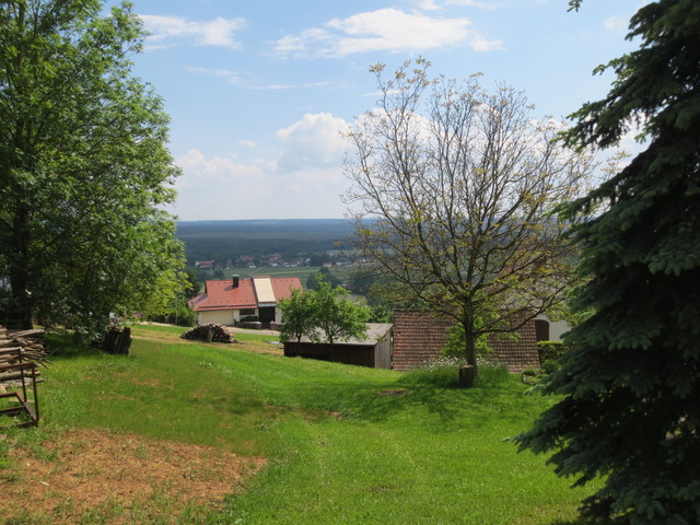 Über Weiherberg Blick durch die Häuser ins Tal.