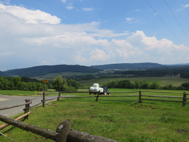 Blick unterhalb am Ortsrand von Weiherberg ins Tal.