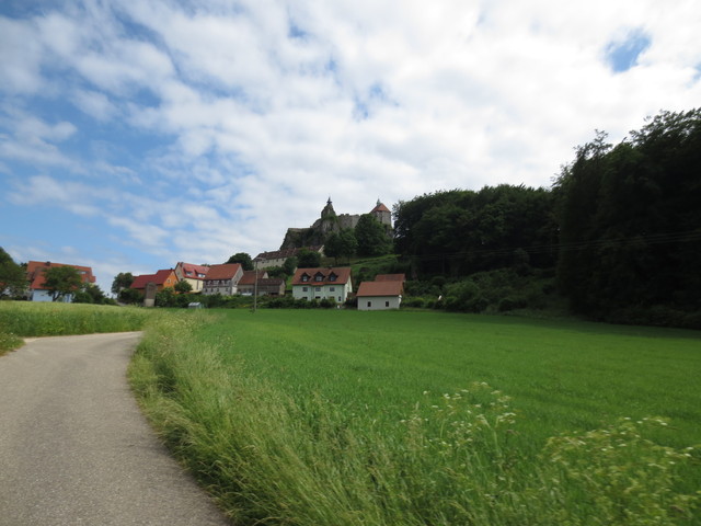 Auffahrt aus Steinensittenbach: Die Burg schon in Sichtweite.