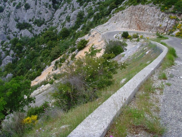 Route des Cretes. Im Steilhang.
