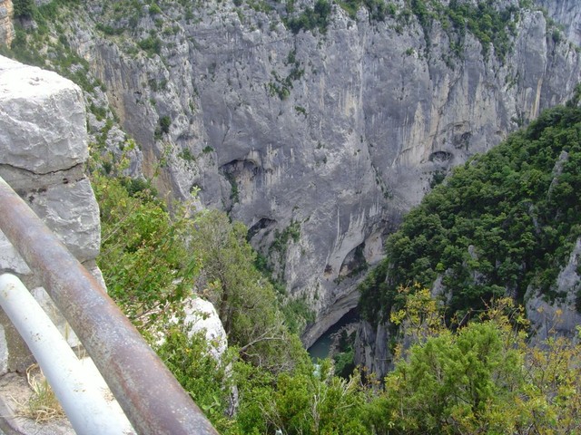 Route des Cretes. Tiefblick in den Canyon du Verdon von einem Aussichtspunkt an der Route