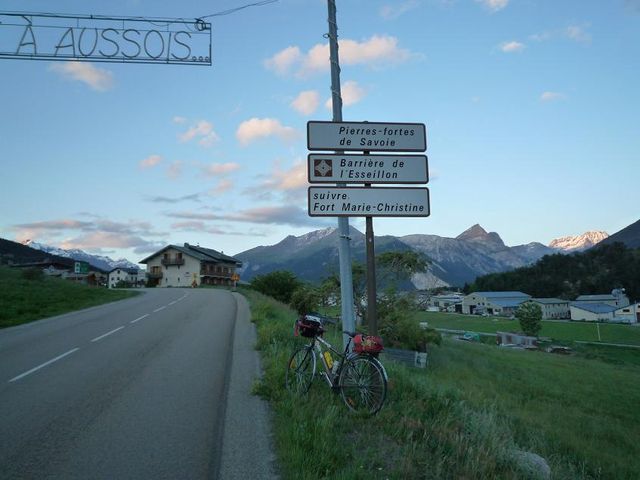 Aussois: yu have to turn left for the steeper mountainroad going to Plan d'Aval
