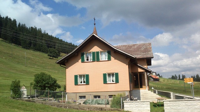 Haus mit angebauter Kapelle.