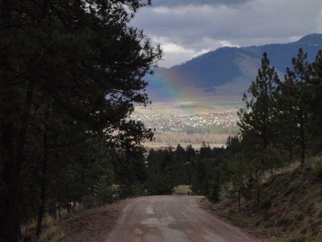 Aber Kehrt am Blue Mountain - immerhin ein Regenbogen über der Schotterpiste.
