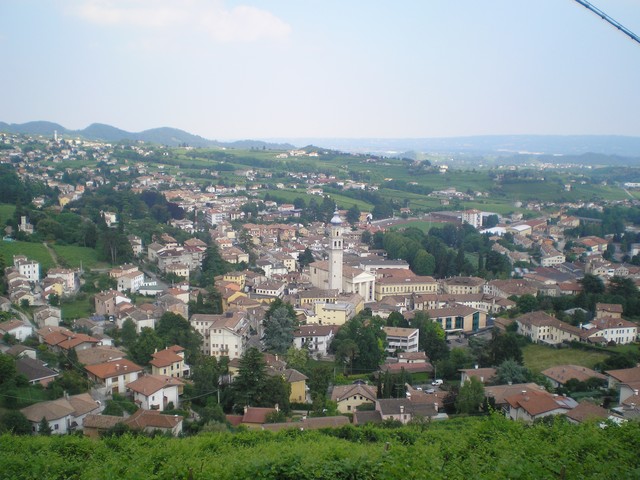 Der Ausblick auf Valdobbiadene von der Kirche S.Floriano aus, die bald erreicht ist