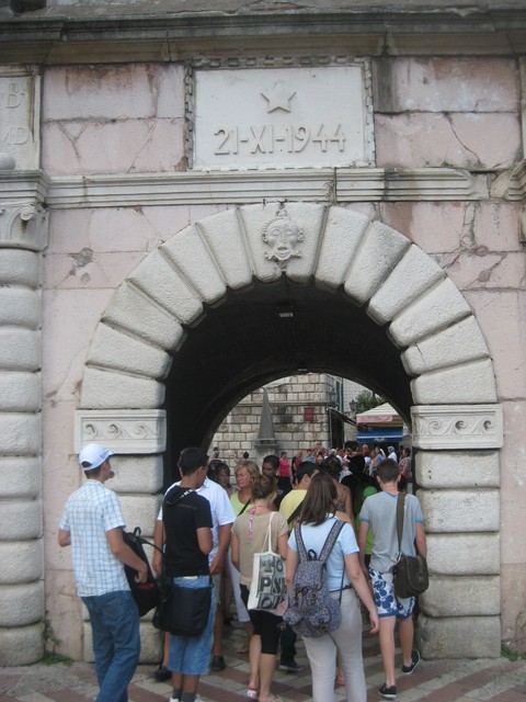 Eingang in die Altstadt von Kotor. Das Datum erinnert an die Befreiung durch die Partisanen