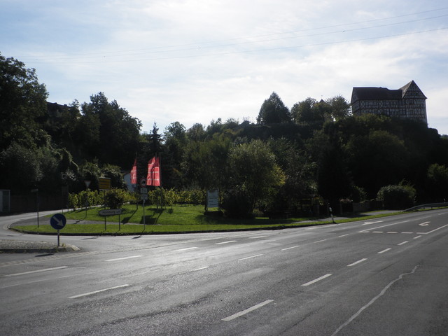 Blick auf das Schloß Homburg, links die Abzweigung, der Auffahrtsbeginn