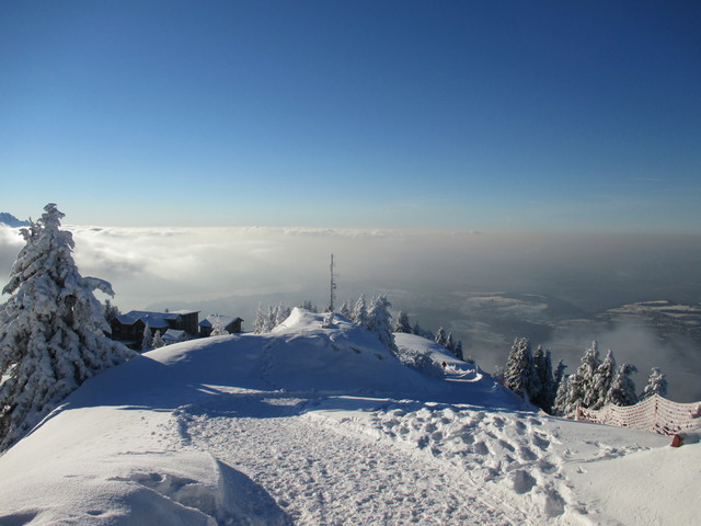 Untypischerweise ist das Schweizer Mittelland an diesem Tag grösstenteils nebelfrei. Der Winterfluch lauert aber in den Voralpen...