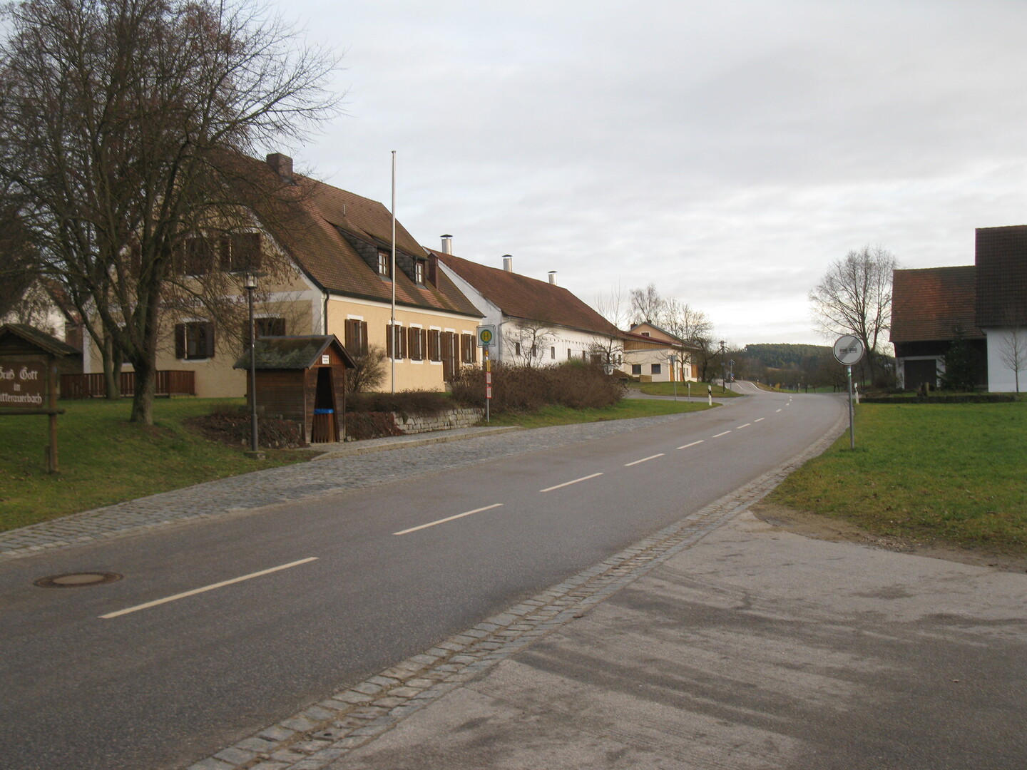 Abzweig in Mitterauerbach.