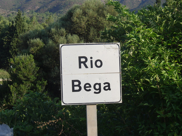 Unmittelbar nach der Kreuzung überquert man den Rio Bega, der allerdings im Hochsommer kein Wasser führt