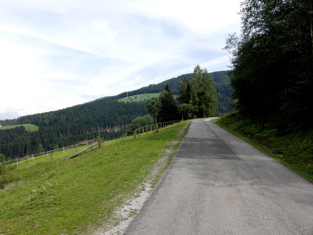 Die Straße dreht sich nun nach Süden in das Tal hinein