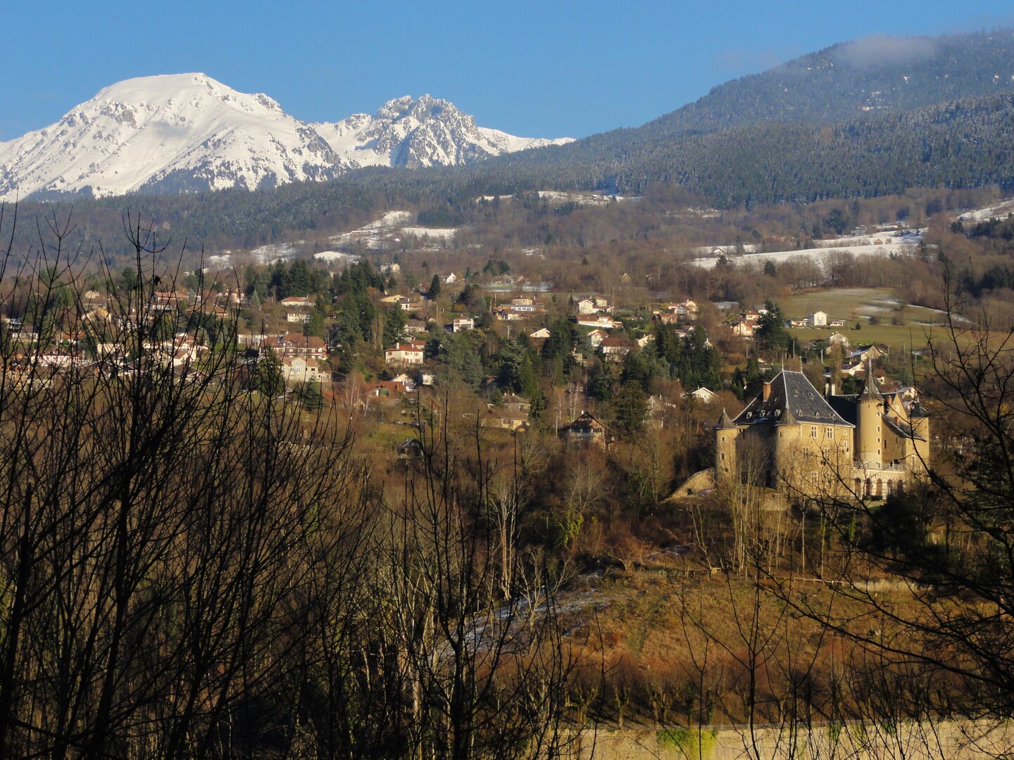 Blick von der Südwest-Auffahrt auf St-Martin-d'Uriage und das Chateau d'Uriage