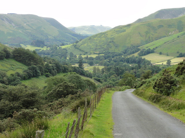Aus einem namelosen Tal erhebt sich die Straße der Auffahrt von Llanymawddwy.