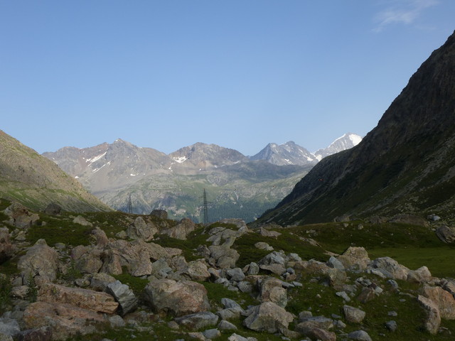 Ganz rechts der Biancograt des Piz Bernina