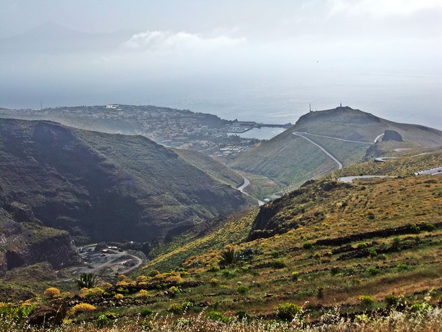 Blick auf San Sebastián und links im Hintergrund Teneriffas Teide.