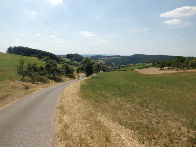 Blick auf die 13 bis 15 % steile Rampe aus Billensbach und über die Hügel des Schmidbachtals