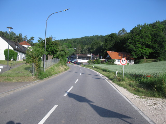 Start in Heitzenhofen, rechts das Autohaus.