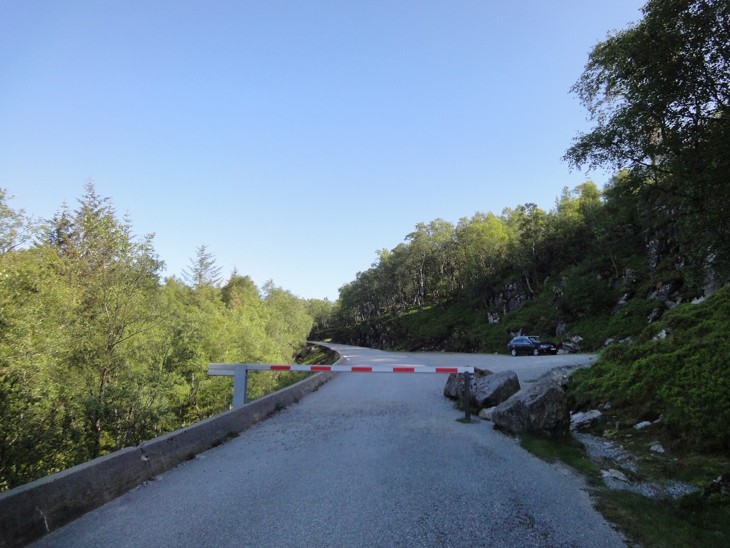 Die Schranke verhindert, dass Autos auf der alten Straße vom Giljastølen nach Frafjord hinabfahren.
