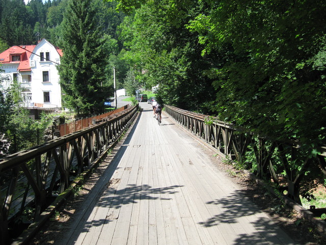 Dann biegen wir aber nach Návarov ab. Schlechter Asphalt hinunter zur Brücke.