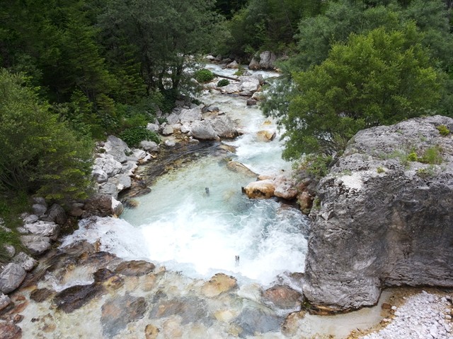 Der Verlauf des wilden und schönen Flusses / Baches Soca bestimmt das Bild der Südseite auf den ersten Kilometern.