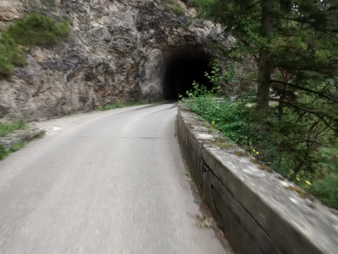 Anfahrt auf den Tunnel in der Strubklamm.